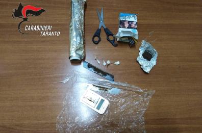 Taranto, a spasso nel rione Paolo VI con dosi di hashish e cocaina: preso 25enne