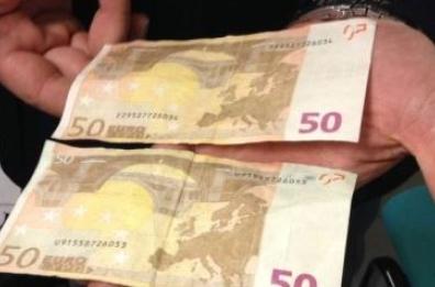 Brindisi, paga ambulante con banconote false da 50 euro: arrestato 19enne 