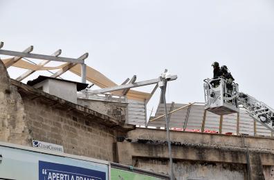 Bari, morì colpita da pezzo di tettoia staccato dal vento: due indagati