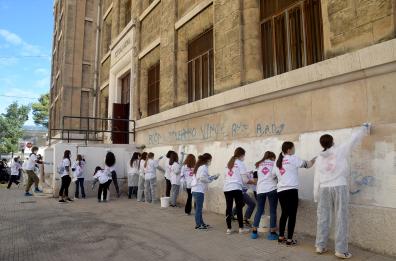 Pareti imbrattate al Liceo Flacco: RetakeBari organizza staffetta per pulirle