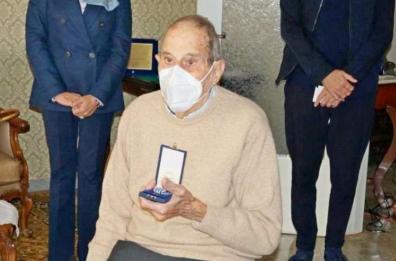 Lecce, medaglia a nonno Pasqualino: a 97 anni ha combattuto contro guerra, nazismo e virus