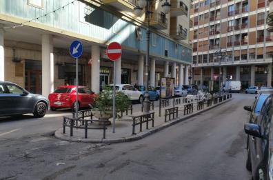 «Togliti la mascherina quando parli con noi», poi lo picchiano: giovane aggredito a Foggia