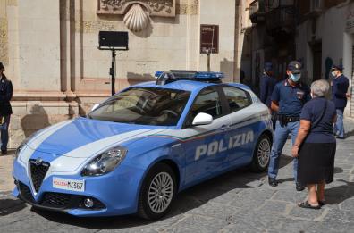 Taranto, urla nel Duomo con il crocifisso in mano e aggredisce la polizia: arrestato 