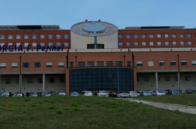 Altamura, psichiatra aggredita da un paziente all'ospedale Perinei: scaraventata contro un muro e poi a terra