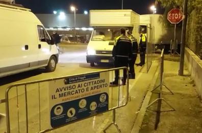 Foggia, il mercato del venerdì tra mascherine, distanze di sicurezza e rispetto delle norme anti-contagio 