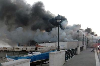 Bari, incendio distrugge L'Ancora: è il secondo rogo in due anni