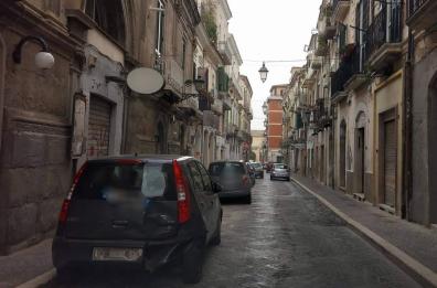 Foggia, auto pirata fa «strike» in via Arpi: danni a 4 mezzi in sosta