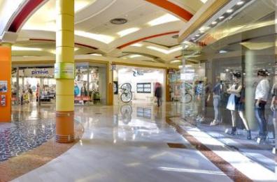 Casamassima, troppi assembramenti in centro commerciale: previsti ingressi contingentati 
