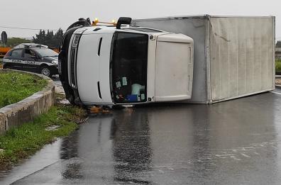 Foggia, scontro tra autocarri su via Napoli, uno si ribalta: solo feriti