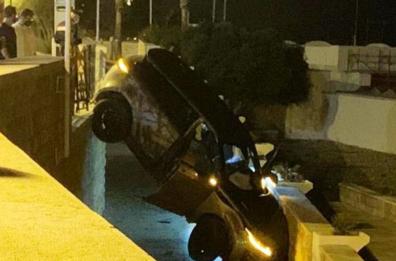 Trani, scontro tra auto, una vola dal parapetto: solo danni  