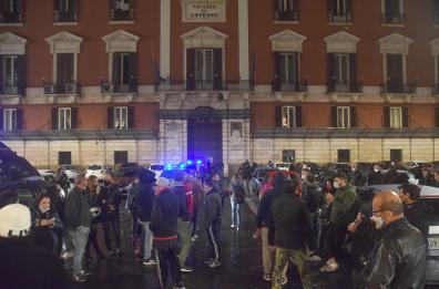 Bari, chiusure anticipate locali in arrivo: protestano davanti Prefettura 