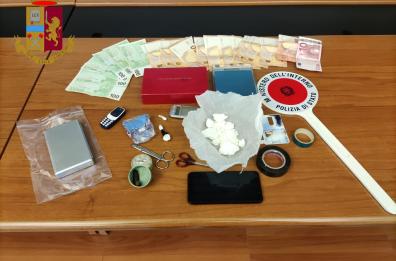 Matera, si affaccia al balcone e spaccia stupefacenti: arrestato pusher 46enne 