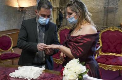 Bari: nozze in solitudine, rischio chiusura per spazi con giochi e slot in tabaccheria