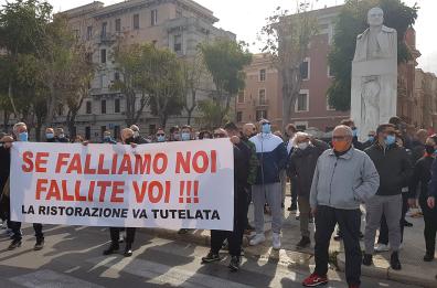 Bari, ristoratori in piazza: «Settore a terra»