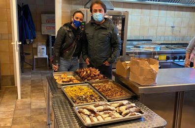 Bari, braceria in lockdown dona carne e dolci a mensa dei poveri