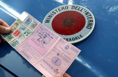 Foggia, sostiene l'esame per la patente per conto di un'altra persona: arrestato