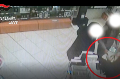 Lecce, maxi furto di profumi per 14mila euro, incastrata la banda di foggiani
