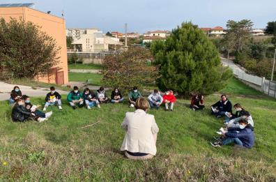 Scuole chiuse in Puglia: a Santeramo in Colle prof fa lezione sul prato