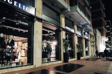 Lecce, vetrine e luci spente: «buio» sul commercio