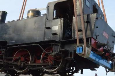 Taranto, storica locomotiva torna in Arsenale marina militare
