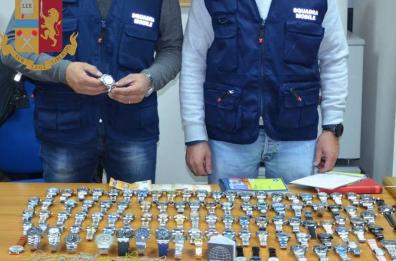 Taranto, vendeva in casa falsi Rolex, Cartier e Patek Philippe: denunciato
