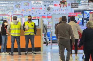 Bari, centri commerciali chiusi «a metà», controlli Polizia locale per evitare assembramenti