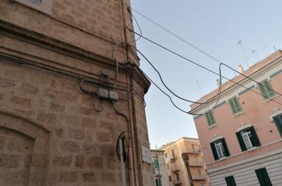 Bisceglie, cede nella notte parte linea elettrica aerea: cavo penzolante in pieno centro