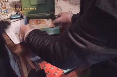 Bari, estorsioni e tassi usurai fino al 5mila per cento: 13 arresti all'alba