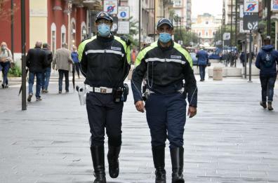 Bari, Decaro firma nuova ordinanza: stop asporto dalle 18, negozi chiusi alle 19 