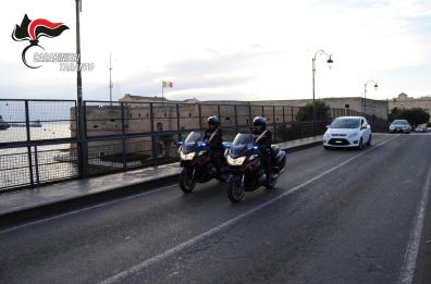 Taranto, ammassati in un circolo a giocare a carte senza mascherina: scoperti dai cc