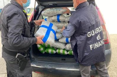 Lecce, viaggiava in auto con 76 chili di marijuana: arrestato 43enne albanese 