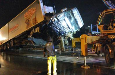 Bari, camion finisce fuori strada sulla Statale 100: traffico in tilt 