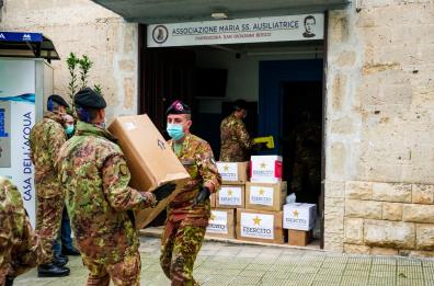 Altamura, i bersaglieri donano viveri alle famiglie in difficoltà