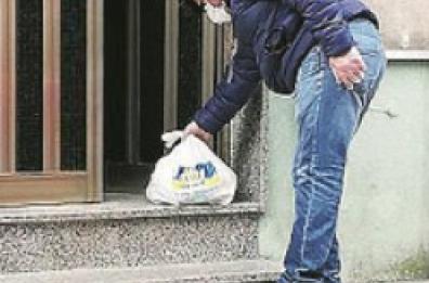 Molfetta, tutta la famiglia ha il Covid: «Noi, maltrattati dagli altri condòmini»