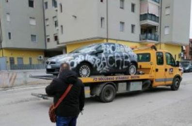 Foggia, auto rubata imbrattata con insulti alla Polizia 