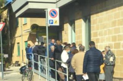Latiano, in Posta la fila è senza distanziamento: non esistono percorsi differenziati tra entrata e uscita