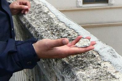Foggia, 13enni lanciano sassi da cavalcavia e colpiscono auto: il conducente li insegue e li blocca