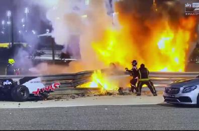 Formula Uno, schianto dopo la partenza. Il pilota Grosjean esce vivo dalle fiamme