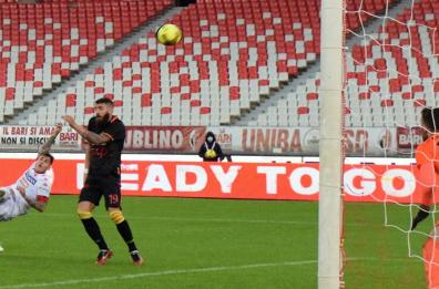 Bari-Catanzaro 1-0, vittoria importante dei biancorossi: decide il match  Antenucci