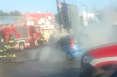 Foggia, auto prende fuoco improvvisamente: donna riesce a mettersi in salvo 