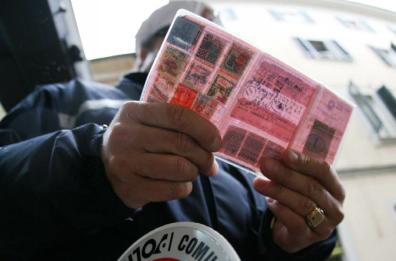 A 80 anni sulla statale contromano e con patente revocata 20 anni fa: tragedia sfiorata in Salento