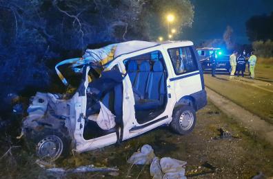 Bari, scontro frontale tra auto e camion: 42enne in gravi condizioni