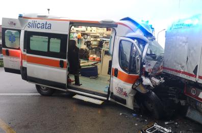 Ambulanza si schianta contro tir nel Potentino: 4 feriti, infermiera in Rianimazione