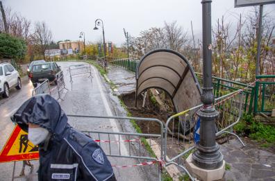 Potenza, voragine in centro: sprofonda  pensilina