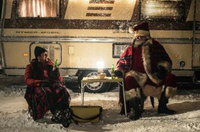 Se la famiglia in camper dà un passaggio al signor Babbo Natale: da oggi il film con De Luigi