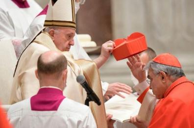 Monteroni di Lecce, Comune dona talare porpora al neo cardinale Semeraro: «È motivo di orgoglio»