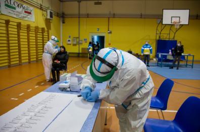Puglia, campagna vaccini anti Covid: «In fase 2 priorità a personale scolastico»