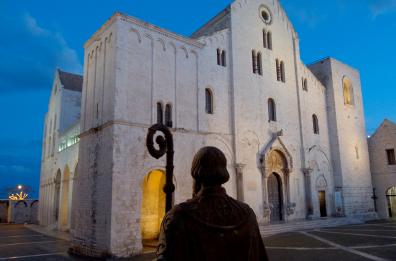 San Nicola, strade vuote e Bari blindata. Decaro fa la cioccolata in casa