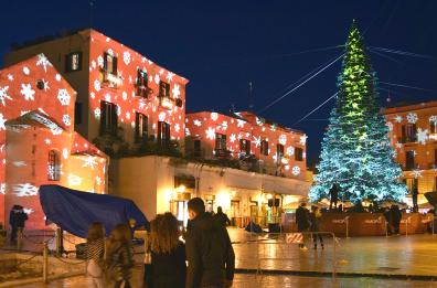 Bari, il maxialbero di Piazza del Ferrarese acceso con una cerimonia sul web