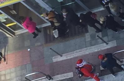 Bari, Babbo Natale in fila alla posta tra gli sguardi dei passanti